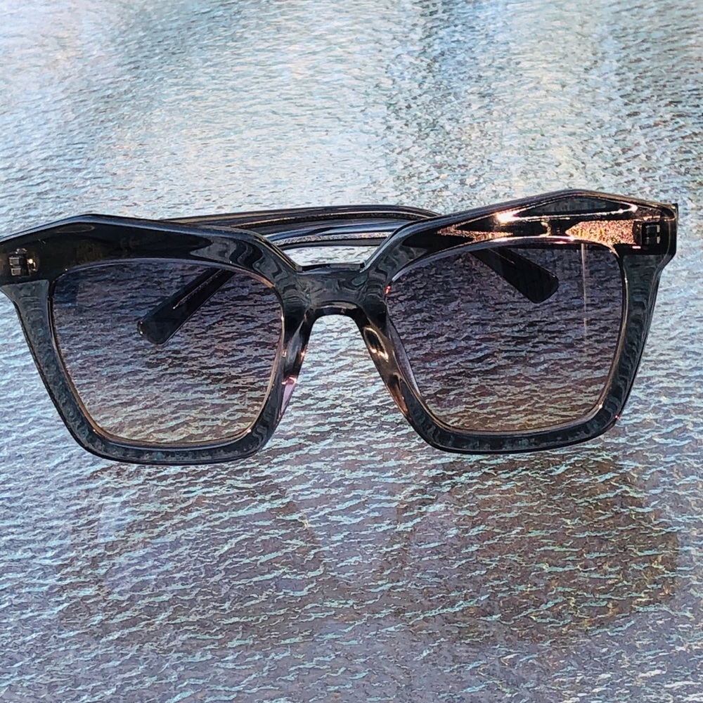MCM Sunglass gray MCM case included - Picture 4 of 5